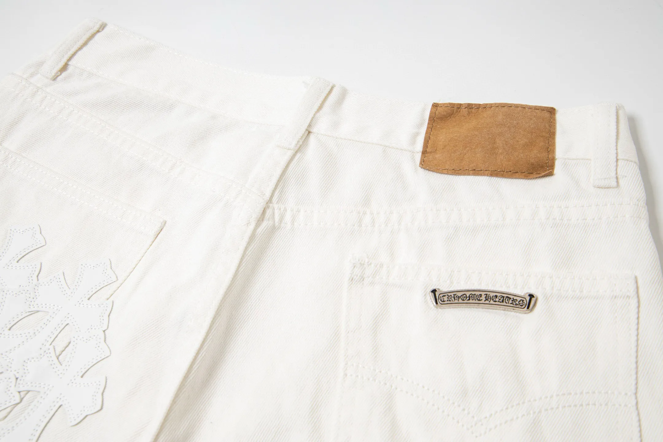 P280 💰 (Top version) Chrome Hearts White Bull King Metal Cross White Leather Heavy Industry Jeans Chrome Hearts is a brand that has always been famous for its high-end and design. The quality of these pants is unparalleled, and a pair is often hard to find at counters. It uses top-notch heavy-duty washing technology, the calf leather laser-cut cross is particularly exquisite, and the aged silver hardware adds a sense of retro and luxury. White denim fabric, paired with a cross leather design, is fashionable and individual. The straight version is also particularly slim. The style is the same for men and women, so whoever wears it will look better! The matching suggestions are as follows: Cool street style: Pair the upper body with a black short crop top, a black leather jacket, and black Martin boots. Wear a silver necklace and ring from Crowe and walk on the street to feel cool. Casual fashion style: wear a simple white cotton T-shirt inside, a loose denim jacket outside, and white sneakers. Overall casual and comfortable, suitable for daily travel and shopping. High-end outfit: Pair it with a black silk-textured shirt, tuck it into pants, and put on a pair of black leather shoes. Wear a black suit jacket to instantly enhance your temperament, and you can attend some formal occasions without any pressure. Color: White Ox King Size: 28-30-32-34 (corresponds to S-M-L-XL)